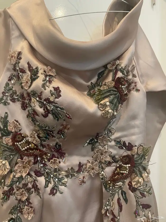 فستان سهره مطرز باللون العودي 1