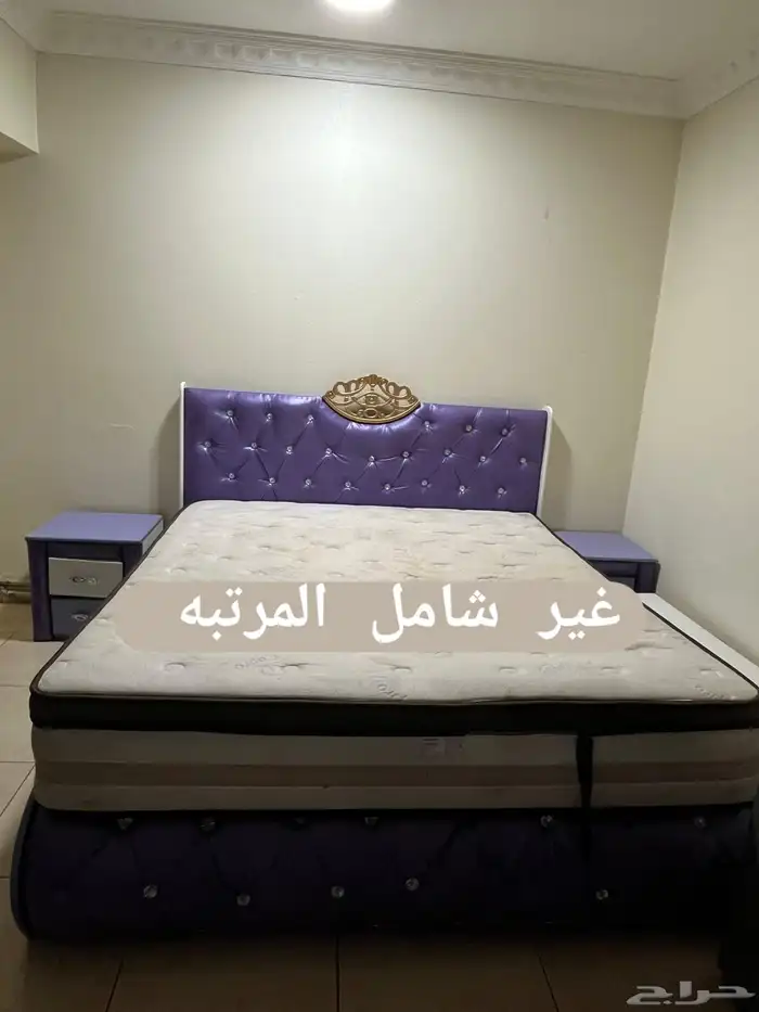 غرفة نوم كبيره وكنب وطاولات 0