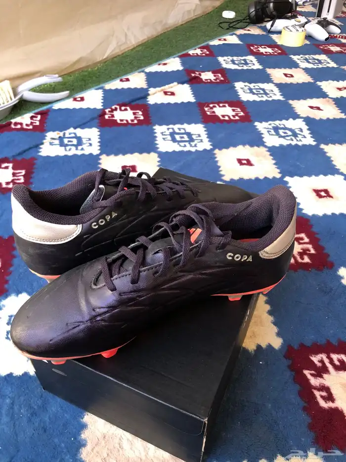 بوت كورة اديداس للبيع مقاس 43 3