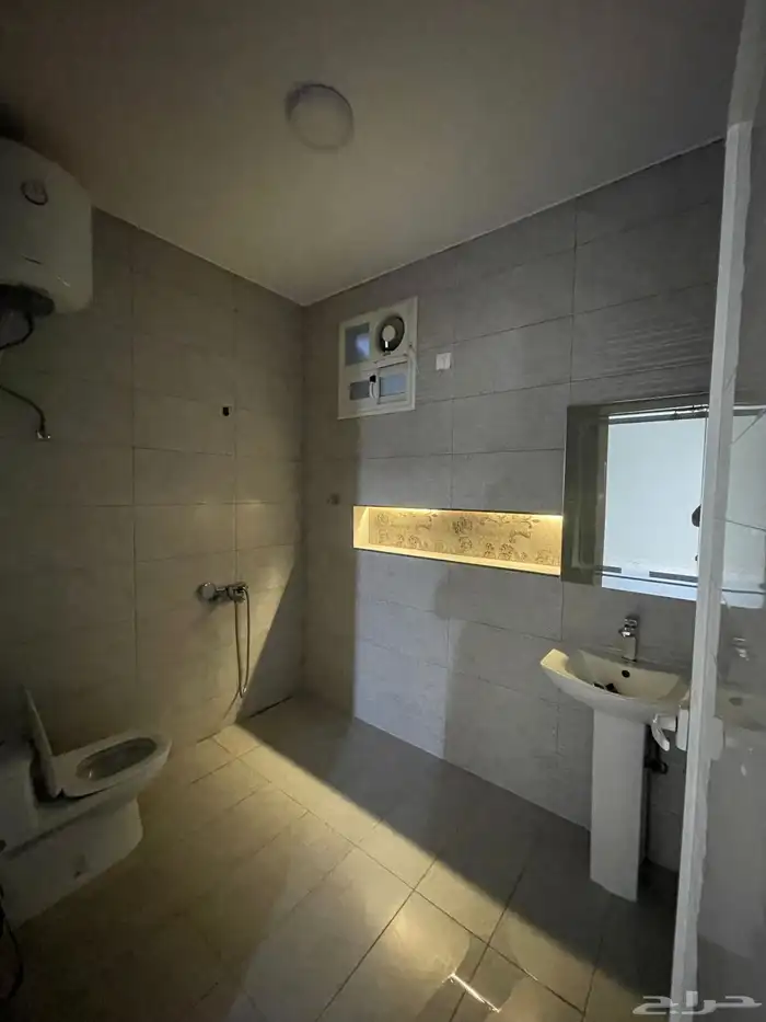 شقة ارضية مستقلة واسعة بمساحة دور قريبة من كوبري المطار 22