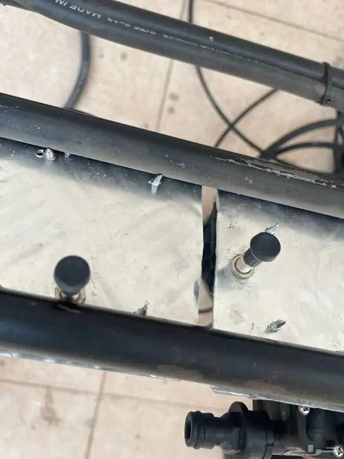 الحديدة الفاصلة بين الصف الثالث والثاني باترول 2002 2