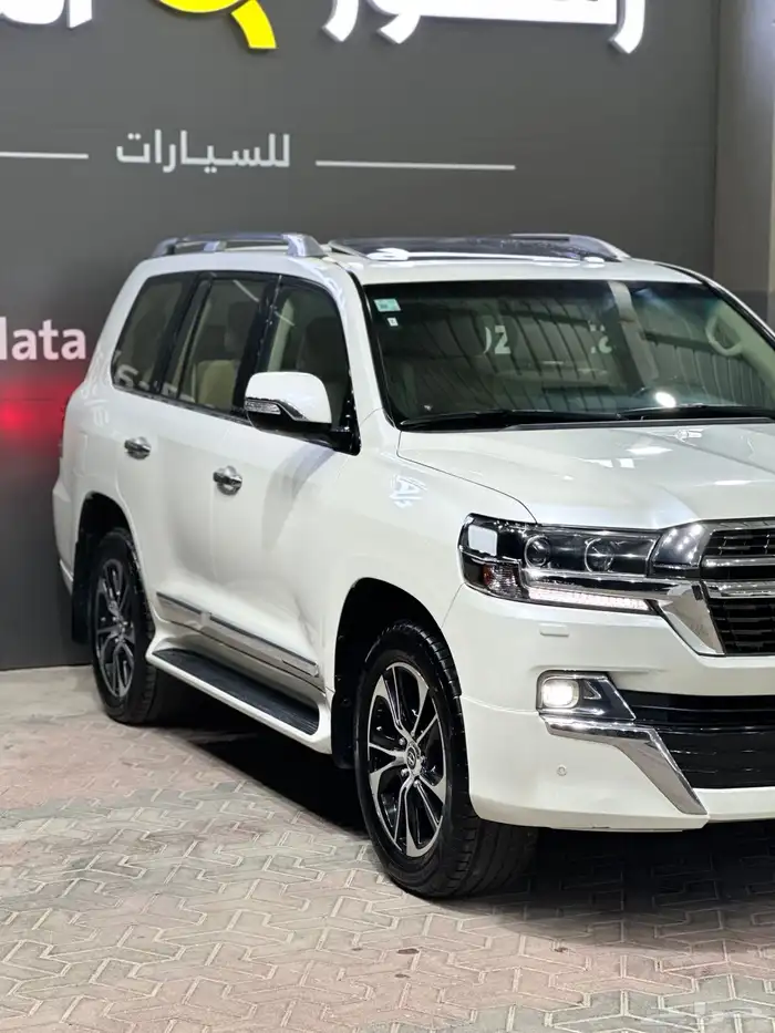 لاندكروزر GXR جراند تورنق - عداد 40 الف - 2021 - 8 سلندر 4