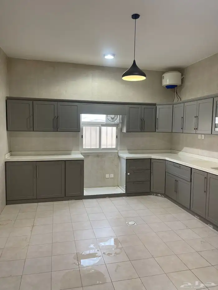 شقة ارضية مستقلة واسعة بمساحة دور قريبة من كوبري المطار 1