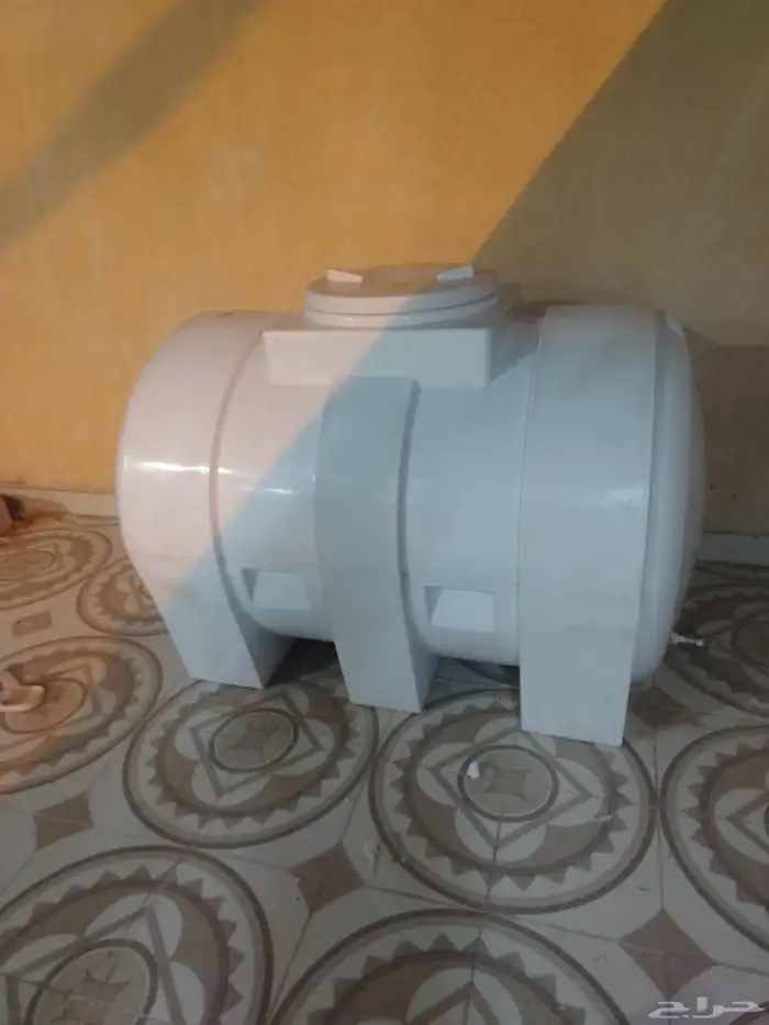 خزان ماء نضيف وجديد للبيع الحد 300 0