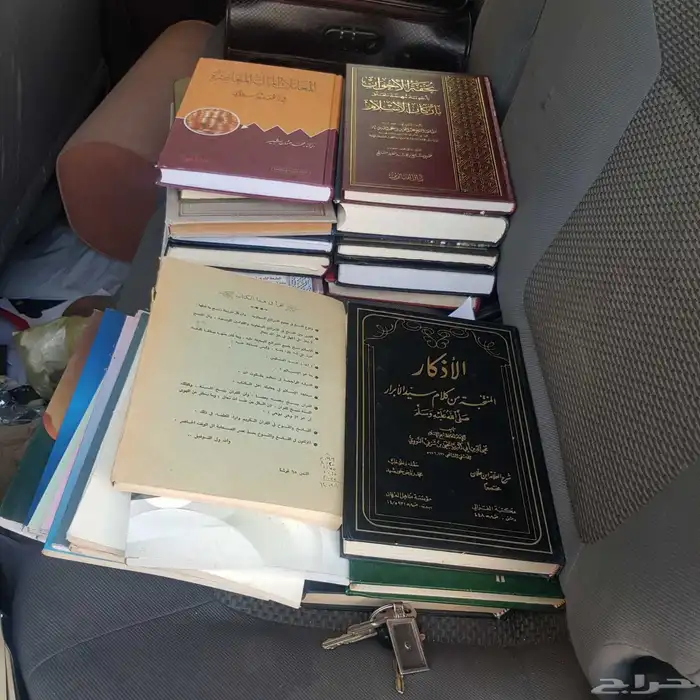 مجلدات وكتب للبيع 1
