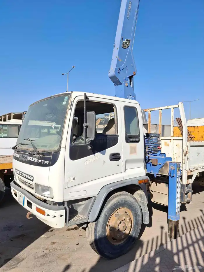 لوري ايسوزو مديل 2012 ونش 5طن 5