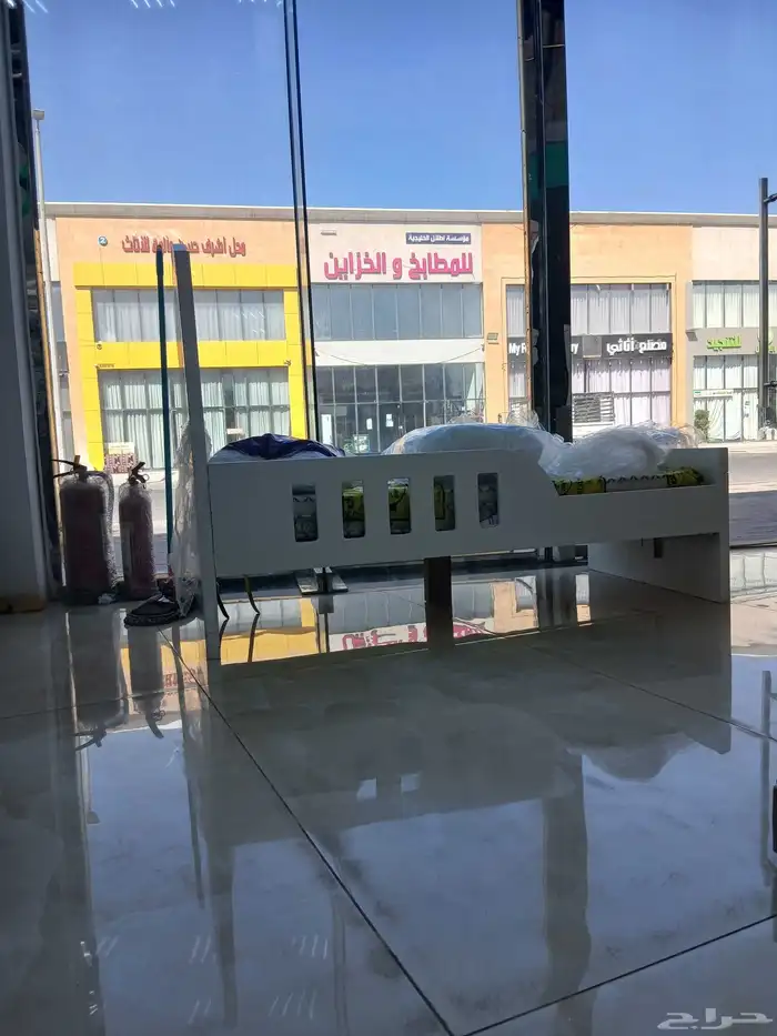 سرير اطفال في موجود ستاير في موجود دولاب 0
