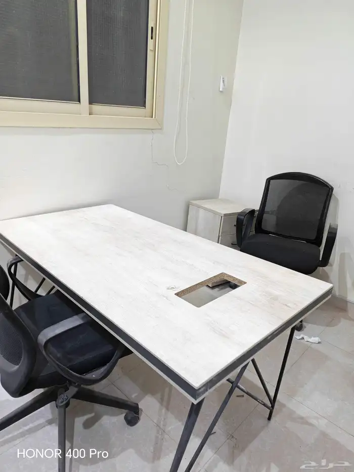 مكاتب وطاولات للبيع وصندوق سلفرات 13