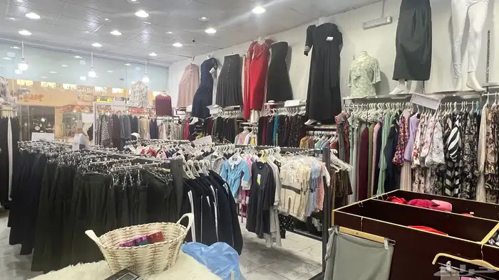 محل ملابس جاهزه نسائية وأطفال لتقبيل بكامل محتوياته 1