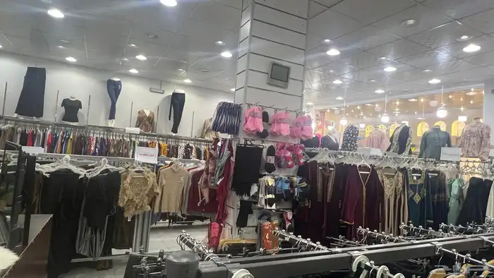 محل ملابس جاهزه نسائية وأطفال لتقبيل بكامل محتوياته 2