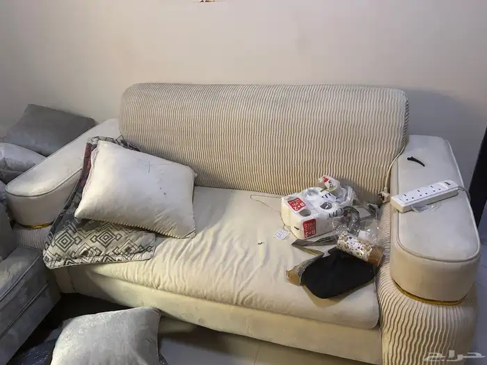 كنب صاله وكرسي غرفة نوم وتسريحه بالنسه للكرسي ماعندي صوره ل 1