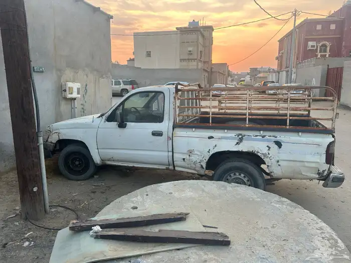 هايلوكس موديل 93 يمكن هذا الموديل الله أعلم أنا فقد أعلن و 1