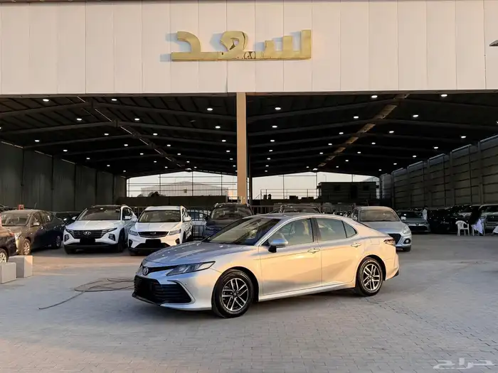 تويوتا كامري 2023 فضي ستاندر مطور 0