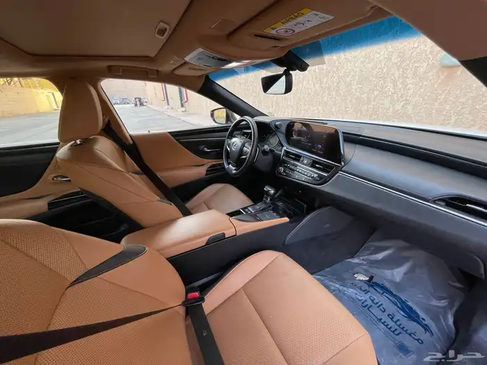 لكزس ES300h موديل 2022 43