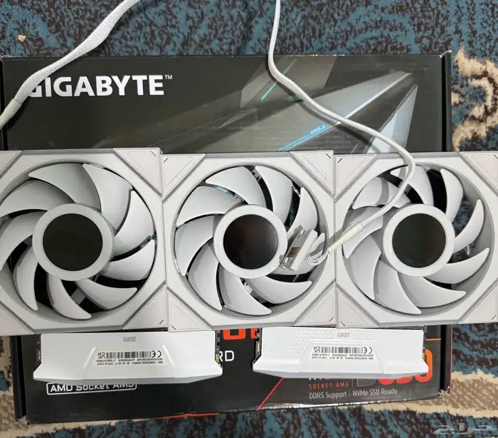 3 مراوح من شركة ليان لي (مع شاشة داخلية فيهم) 1