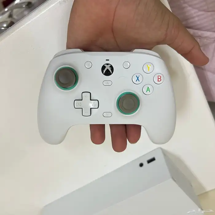 اكس بوكس سيريس اس نضيف جدا  معى يدين تحكم 3