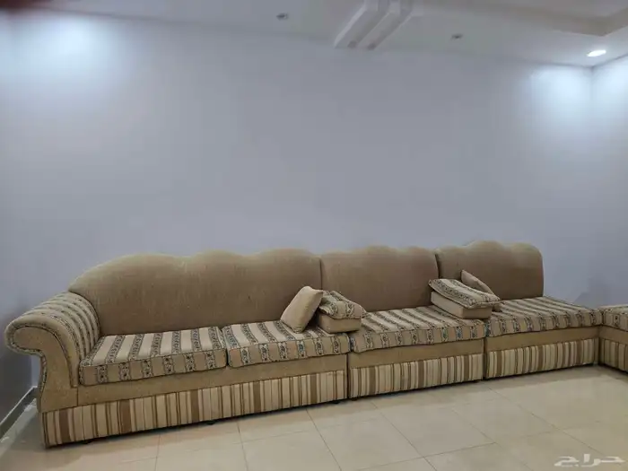 كنب مستعمل للبيع ب300 قابل للتفاوض 1