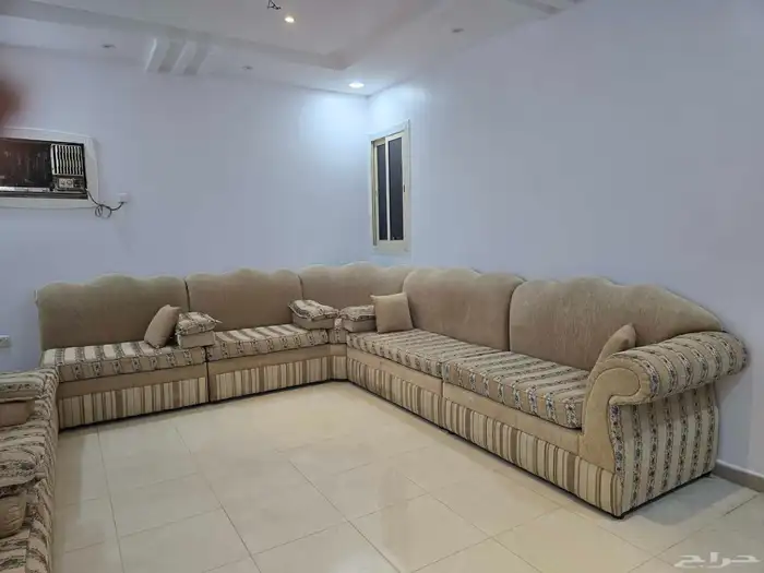 كنب مستعمل للبيع ب300 قابل للتفاوض 2