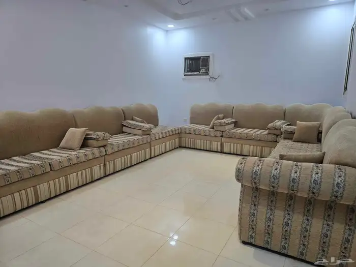 كنب مستعمل للبيع ب300 قابل للتفاوض 0