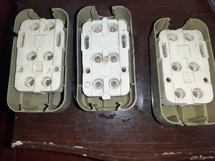 ثلاث مفاتيح مكيف قديم 1