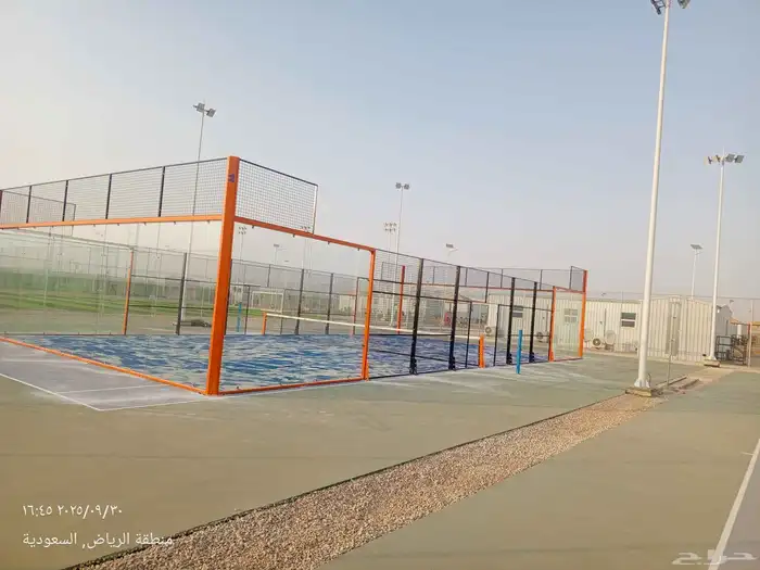 فني تركيب ملاعب بادل بالمملكة العربية السعودية 7