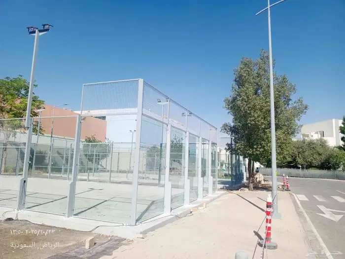 فني تركيب ملاعب بادل بالمملكة العربية السعودية 1