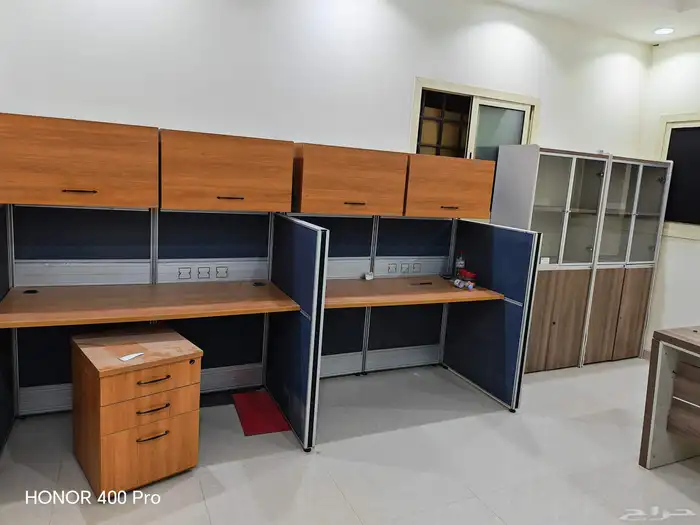 مكاتب وطاولات للبيع وصندوق سلفرات 10