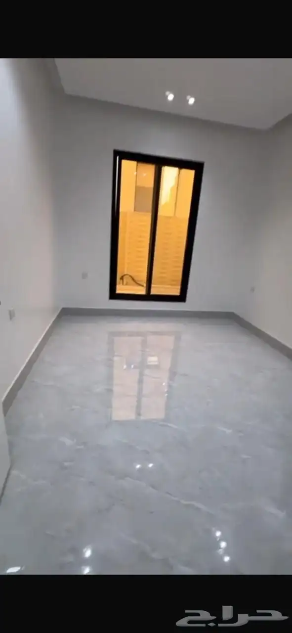 دور أول للإيجار في حي البيان 15