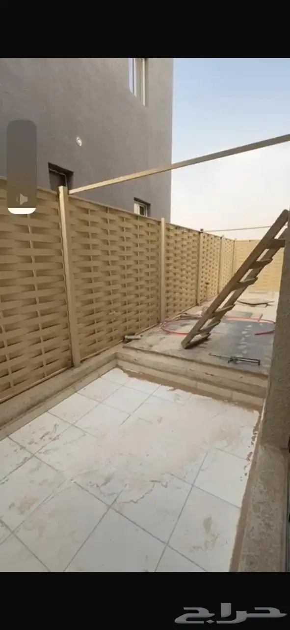دور أول للإيجار في حي البيان 9