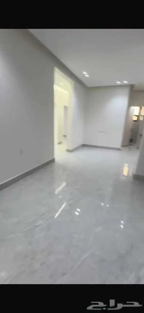 دور أول للإيجار في حي البيان 20