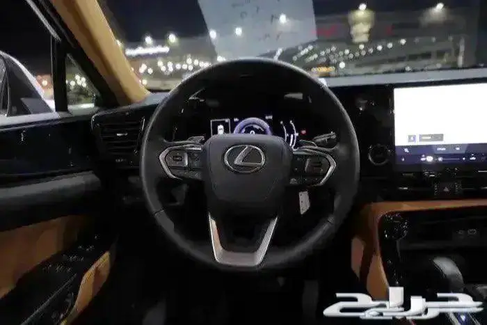 ليكزس NX 350 h بانوراما جلد هايبرد اربعة سلندر موديل 2025 16