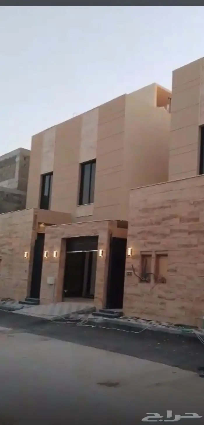 للبيع دور ثلاث شقق 0