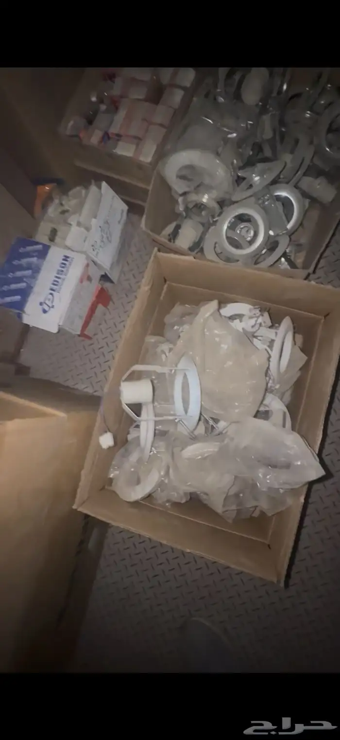 بضاعة بمستودع مواد بناء قديم نوع ما( جمله ) 20