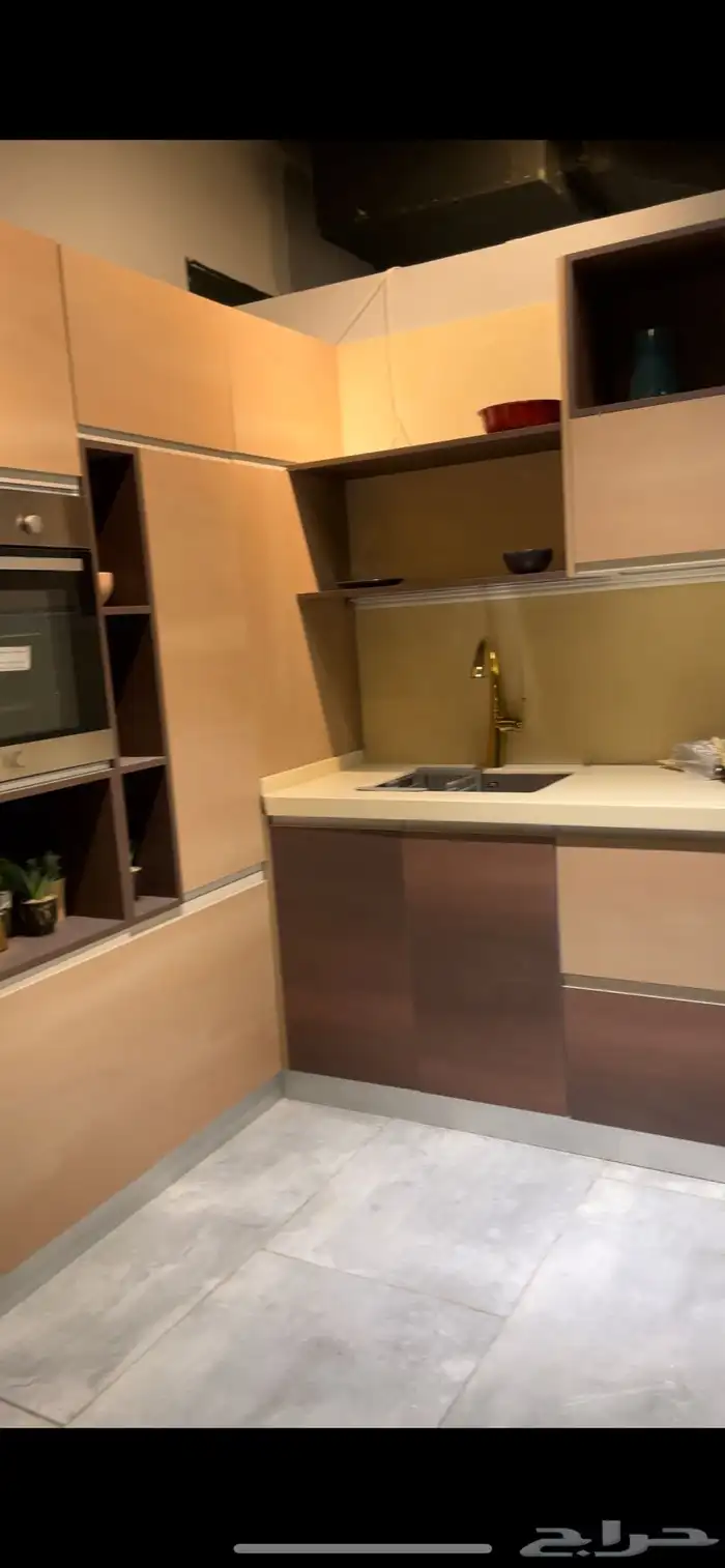 مطبخ حرف (L) بلون مميز يعطي اتساع للمكان 3