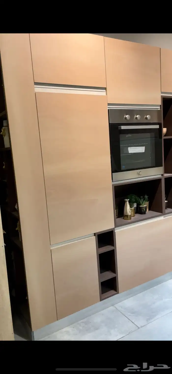 مطبخ حرف (L) بلون مميز يعطي اتساع للمكان 2