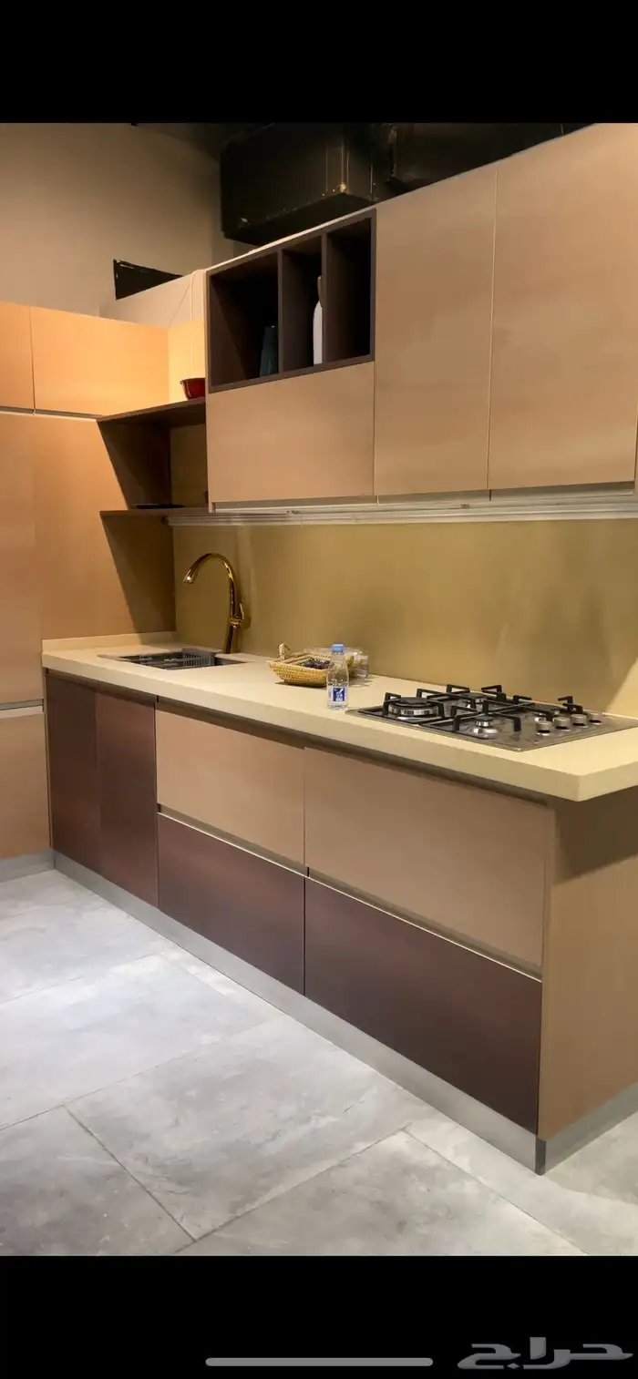 مطبخ حرف (L) بلون مميز يعطي اتساع للمكان 4
