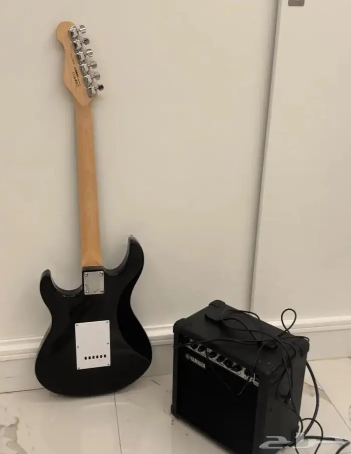 قيتار الكتريك أسود وابيض ياماها 0