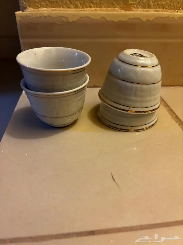 مجموعة أكواب وصحون مستعملة بحالة ممتازة 1