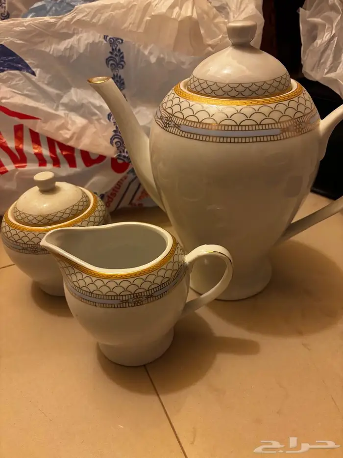 مجموعة أكواب وصحون مستعملة بحالة ممتازة 5