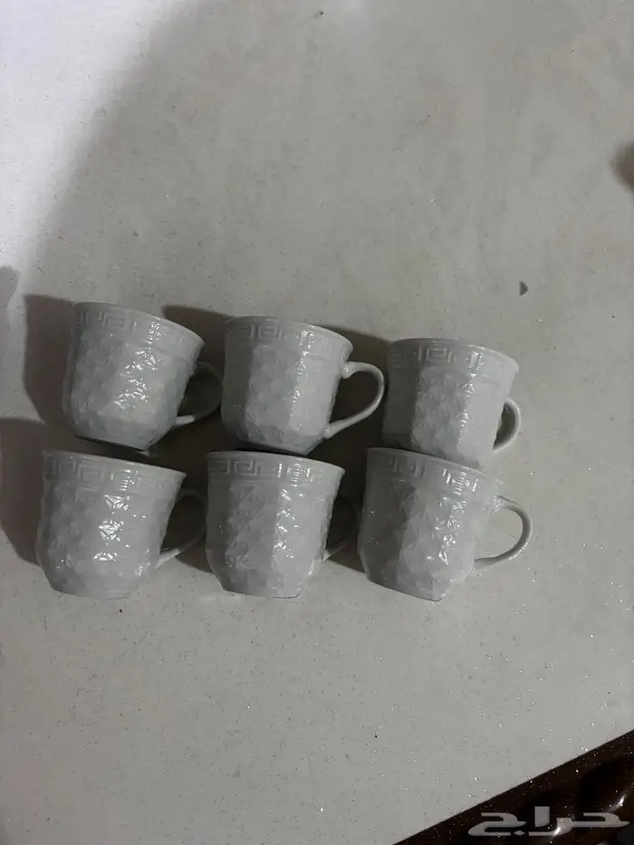 مجموعة أكواب وصحون مستعملة بحالة ممتازة 0