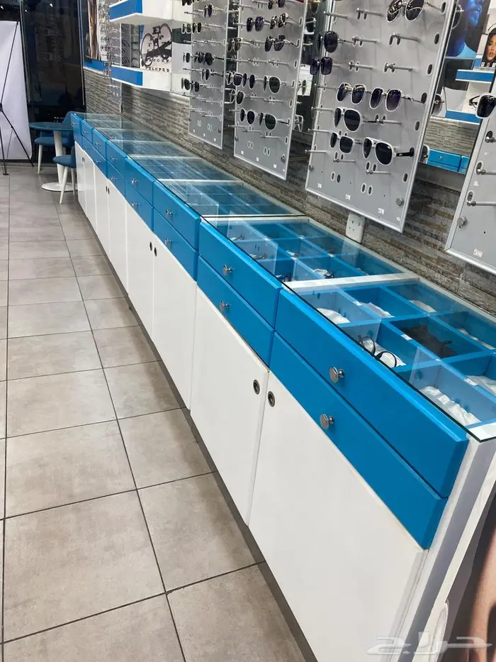 أغراض وأثاث محل نظارات 3