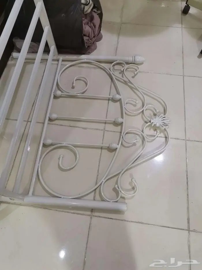 سرير ابيض نفر ودولاب ملابس 2
