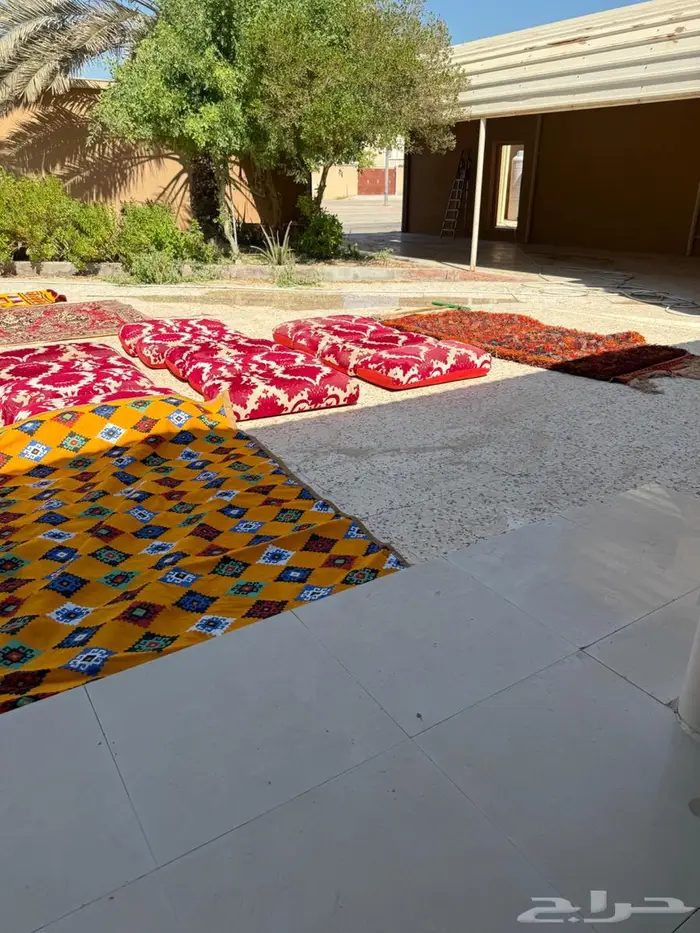 مساند قديمة وفرش وثلاجة 2