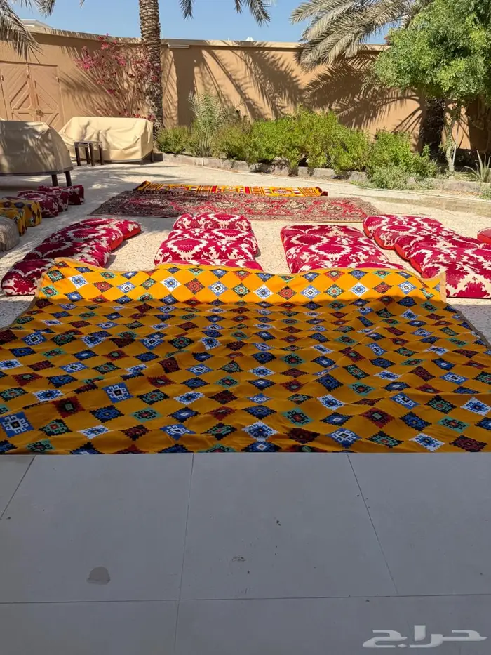 مساند قديمة وفرش وثلاجة 3