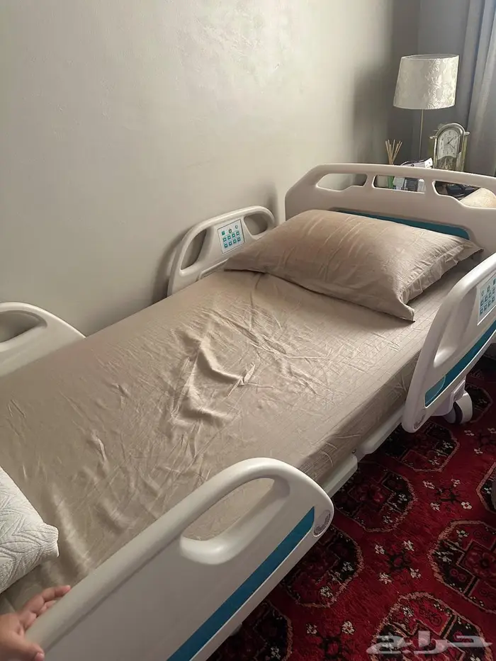 للبيع سرير طبي مع مرتبتين وحده طليه 2