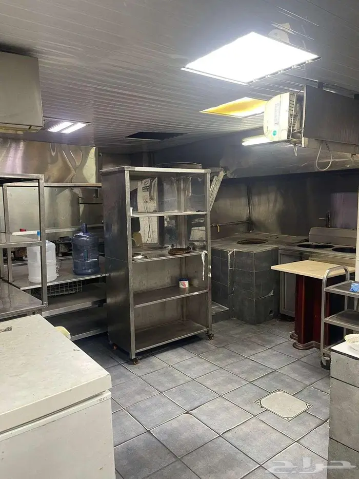 مطعم للبيع في شارع الملك عبدالله بالخبر مع كامل معداته 0