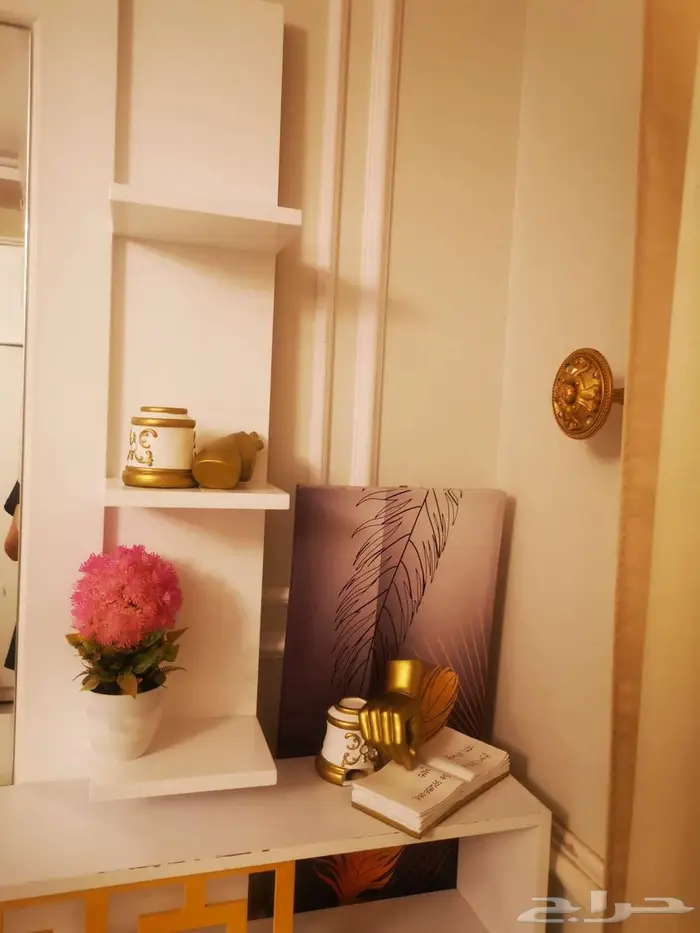 طاولة قزاز لون ابيض وذهبي مع مرآة 2