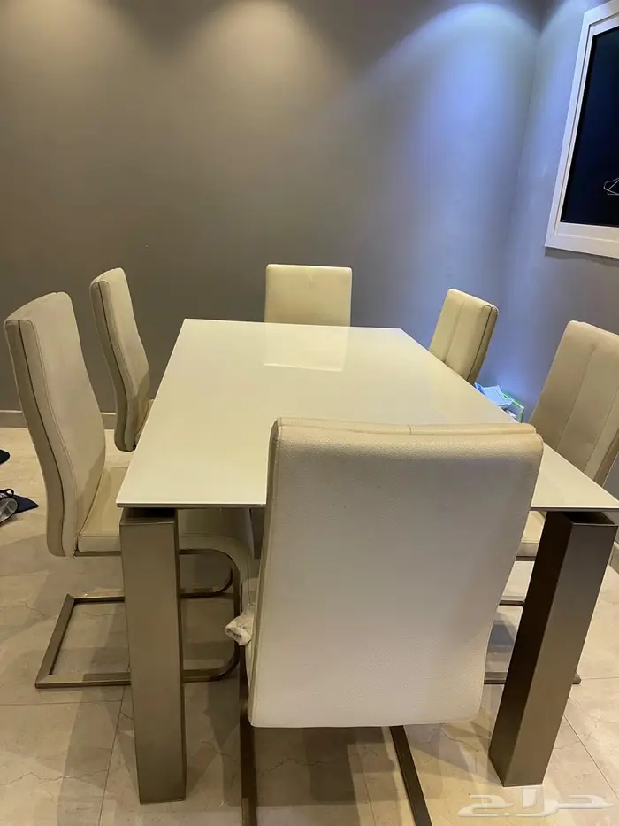 طاولة طعام وكراسي 1