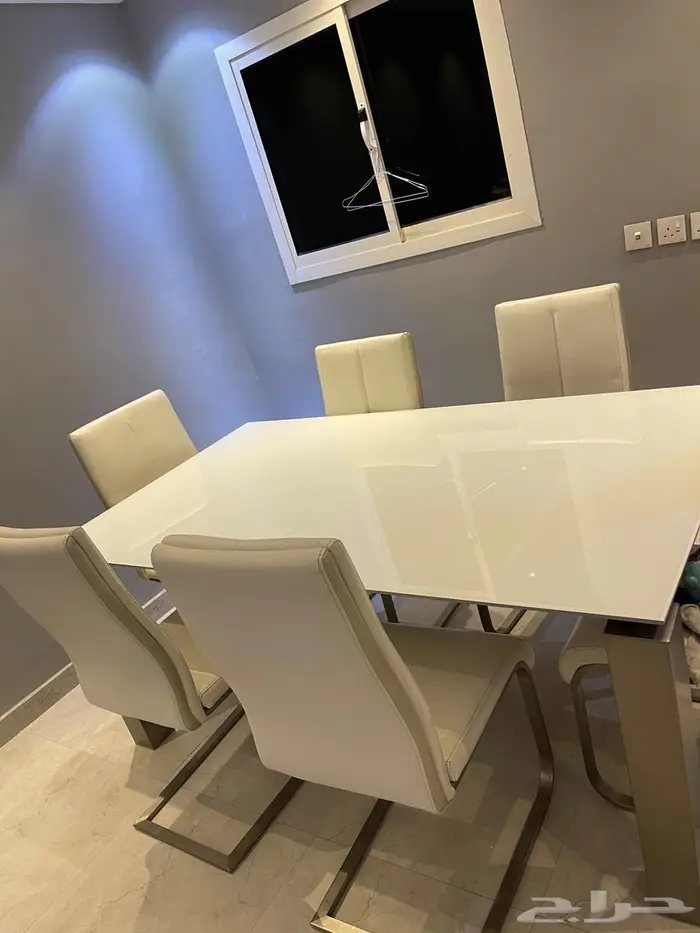 طاولة طعام وكراسي 2