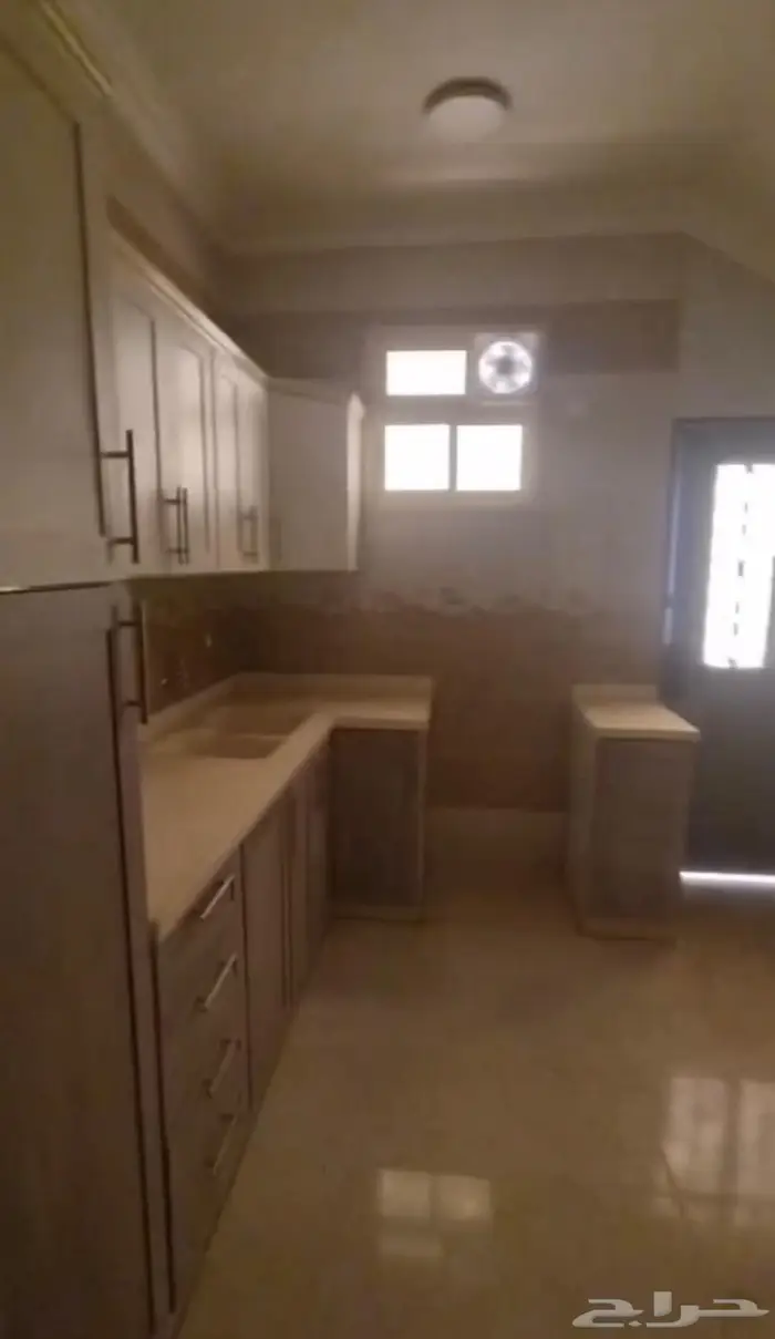 للبيع شقة جديدة في خميس مشيط حي الحرابي 10